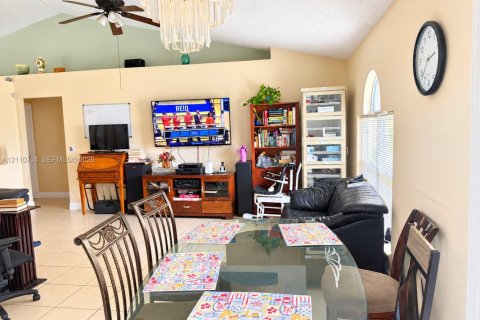 House in Port St. Lucie, Florida 4 bedrooms, 164.44 sq.m. № 2428509 - photo 6