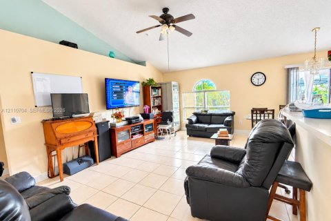 House in Port St. Lucie, Florida 4 bedrooms, 164.44 sq.m. № 2428509 - photo 3