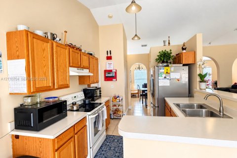House in Port St. Lucie, Florida 4 bedrooms, 164.44 sq.m. № 2428509 - photo 4