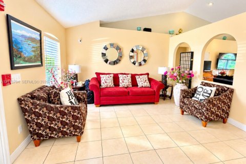 House in Port St. Lucie, Florida 4 bedrooms, 164.44 sq.m. № 2428509 - photo 2