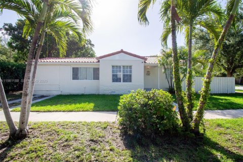 Villa ou maison à vendre à Miami, Floride: 2 chambres, 130.34 m2 № 2049833 - photo 2