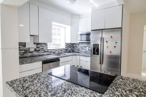 Villa ou maison à vendre à Miami, Floride: 2 chambres, 130.34 m2 № 2049833 - photo 10