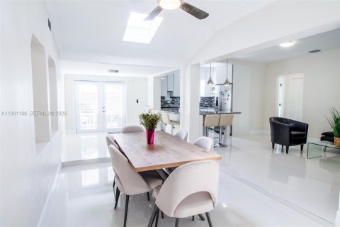 Villa ou maison à vendre à Miami, Floride: 2 chambres, 130.34 m2 № 2049833 - photo 12