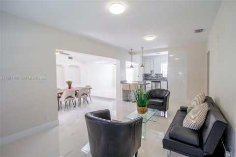 Villa ou maison à vendre à Miami, Floride: 2 chambres, 130.34 m2 № 2049833 - photo 5