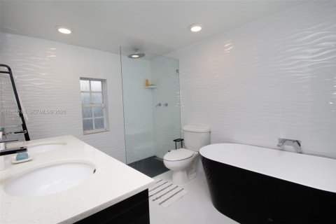 Villa ou maison à vendre à Miami, Floride: 2 chambres, 130.34 m2 № 2049833 - photo 14