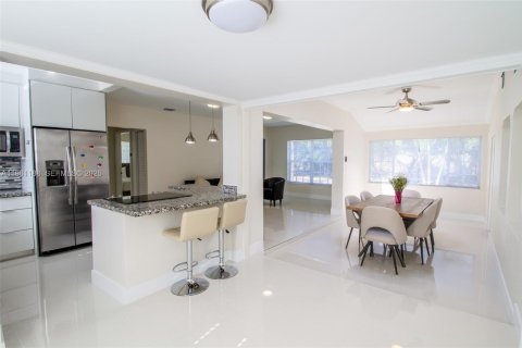 Villa ou maison à vendre à Miami, Floride: 2 chambres, 130.34 m2 № 2049833 - photo 6