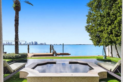 Casa en venta en Miami Beach, Florida, 6 dormitorios, 812.71 m2 № 1809670 - foto 1