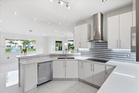 Villa ou maison à vendre à Doral, Floride: 5 chambres, 337.79 m2 № 2418052 - photo 11