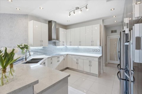 Villa ou maison à vendre à Doral, Floride: 5 chambres, 337.79 m2 № 2418052 - photo 12