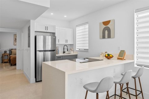 Снять в аренду квартиру в Майами, Флорида 2 спальни, 69.68м2, № 2004763 - фото 4