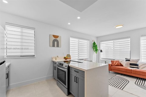 Снять в аренду квартиру в Майами, Флорида 2 спальни, 69.68м2, № 2004763 - фото 5