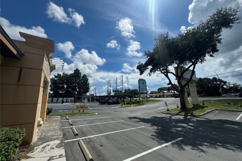 Propiedad comercial en alquiler en Palm Harbor, Florida, 285.77 m2 № 1918492 - foto 4