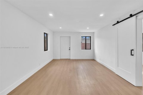 Снять в аренду виллу или дом в Форт-Лодердейл, Флорида 1 спальня, 65.03м2, № 1973683 - фото 17