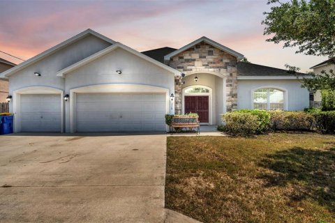 House in Eagle Lake, Florida 5 bedrooms, 274.62 sq.m. № 2303029