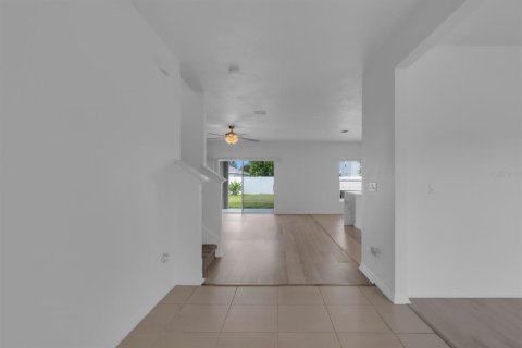 Casa en venta en Clermont, Florida, 5 dormitorios, 212.65 m2 № 2151490 - foto 9