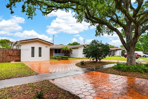 House in Hollywood, Florida 4 bedrooms, 179.49 sq.m. № 2069040 - photo 2