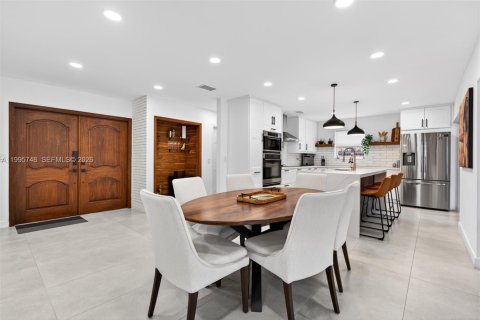 House in Hollywood, Florida 4 bedrooms, 179.49 sq.m. № 2069040 - photo 18