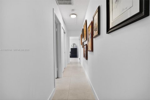 House in Hollywood, Florida 4 bedrooms, 179.49 sq.m. № 2069040 - photo 29