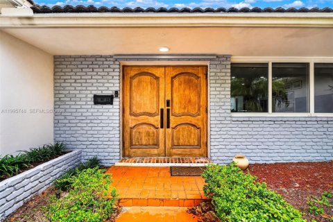 House in Hollywood, Florida 4 bedrooms, 179.49 sq.m. № 2069040 - photo 4