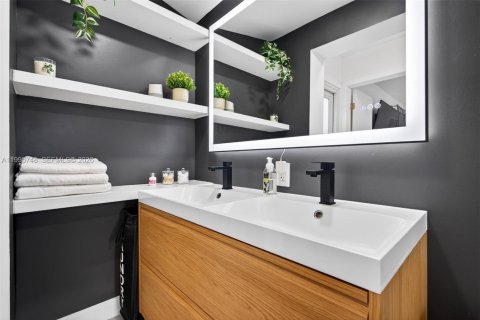 House in Hollywood, Florida 4 bedrooms, 179.49 sq.m. № 2069040 - photo 27