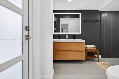 House in Hollywood, Florida 4 bedrooms, 179.49 sq.m. № 2069040 - photo 25