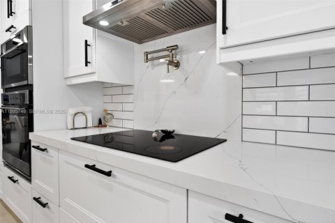 House in Hollywood, Florida 4 bedrooms, 179.49 sq.m. № 2069040 - photo 17