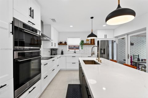 House in Hollywood, Florida 4 bedrooms, 179.49 sq.m. № 2069040 - photo 13