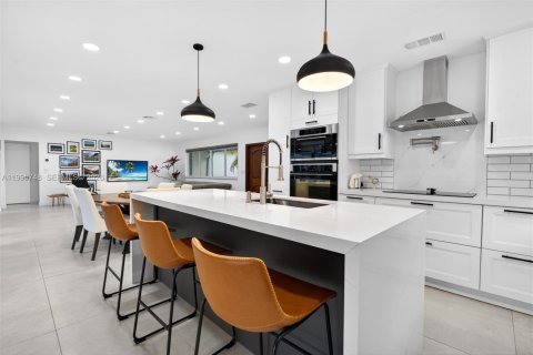 House in Hollywood, Florida 4 bedrooms, 179.49 sq.m. № 2069040 - photo 11