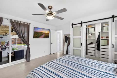 House in Hollywood, Florida 4 bedrooms, 179.49 sq.m. № 2069040 - photo 23