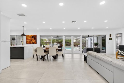 House in Hollywood, Florida 4 bedrooms, 179.49 sq.m. № 2069040 - photo 5