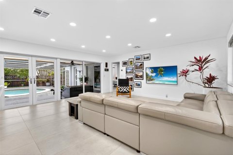 House in Hollywood, Florida 4 bedrooms, 179.49 sq.m. № 2069040 - photo 10