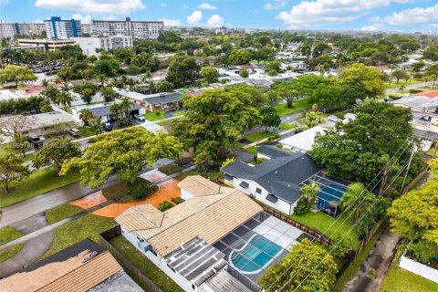 House in Hollywood, Florida 4 bedrooms, 179.49 sq.m. № 2069040