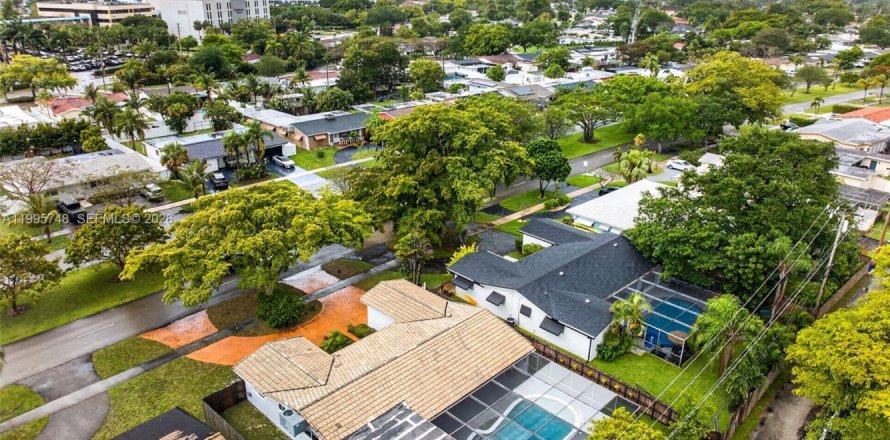 House in Hollywood, Florida 4 bedrooms, 179.49 sq.m. № 2069040