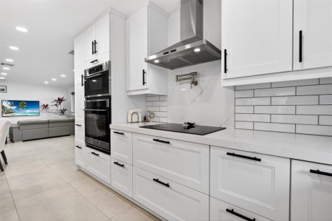 House in Hollywood, Florida 4 bedrooms, 179.49 sq.m. № 2069040 - photo 16