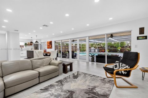 House in Hollywood, Florida 4 bedrooms, 179.49 sq.m. № 2069040 - photo 8