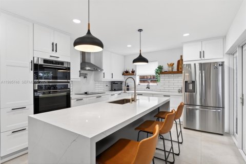 House in Hollywood, Florida 4 bedrooms, 179.49 sq.m. № 2069040 - photo 15