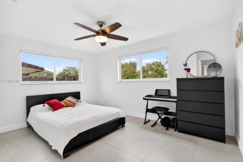 House in Hollywood, Florida 4 bedrooms, 179.49 sq.m. № 2069040 - photo 30