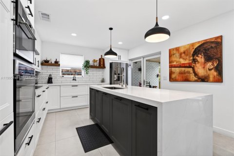 House in Hollywood, Florida 4 bedrooms, 179.49 sq.m. № 2069040 - photo 14