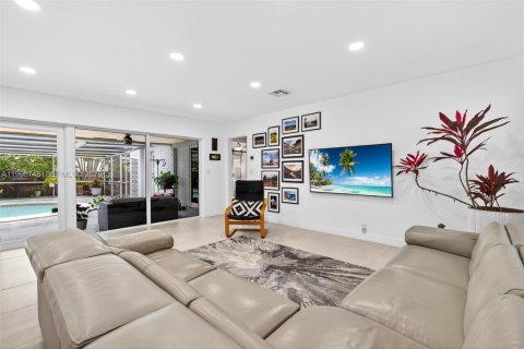 House in Hollywood, Florida 4 bedrooms, 179.49 sq.m. № 2069040 - photo 9