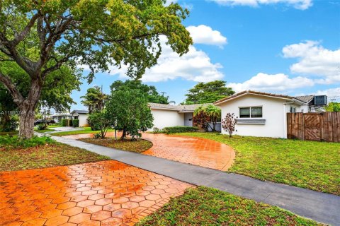 House in Hollywood, Florida 4 bedrooms, 179.49 sq.m. № 2069040 - photo 3