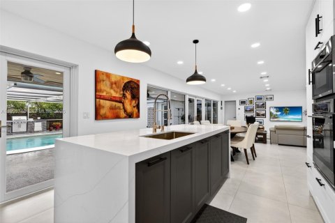 House in Hollywood, Florida 4 bedrooms, 179.49 sq.m. № 2069040 - photo 12