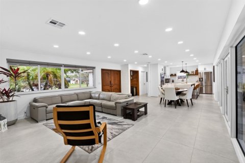 House in Hollywood, Florida 4 bedrooms, 179.49 sq.m. № 2069040 - photo 6