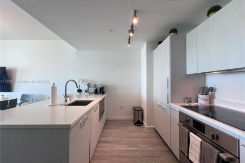 Condo in Miami, Florida, 2 bedrooms  № 2015214 - photo 10