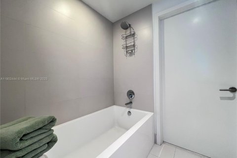Condo in Miami, Florida, 2 bedrooms  № 2015214 - photo 26