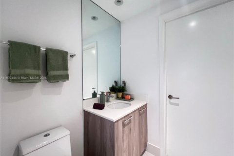 Condo in Miami, Florida, 2 bedrooms  № 2015214 - photo 24
