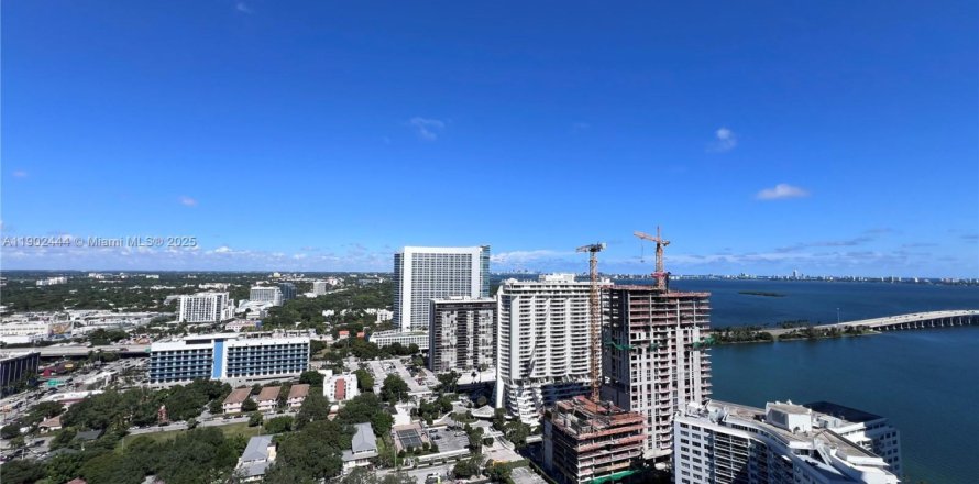 Condo in Miami, Florida, 2 bedrooms  № 2015214