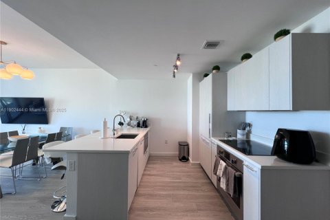 Condo in Miami, Florida, 2 bedrooms  № 2015214 - photo 3