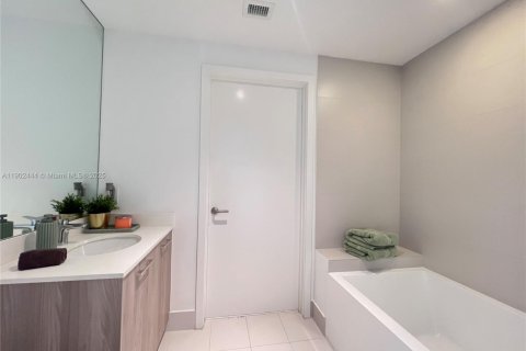 Condo in Miami, Florida, 2 bedrooms  № 2015214 - photo 25