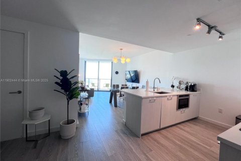 Condo in Miami, Florida, 2 bedrooms  № 2015214 - photo 2