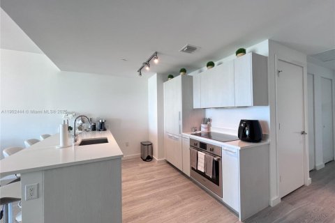 Condo in Miami, Florida, 2 bedrooms  № 2015214 - photo 5